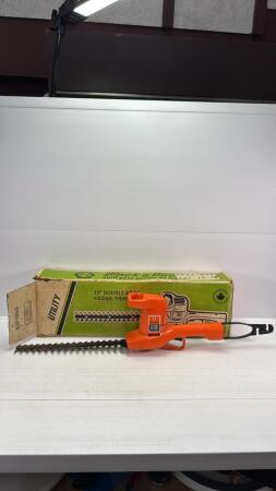 BLACK & DECKER ELECTRIC HEDGE TRIMMER