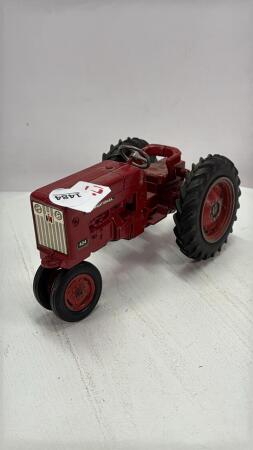 INTERNATIONAL 404 NARROW FRONT TRACTOR