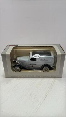 OLD AUTOS 1934 FORD BANK