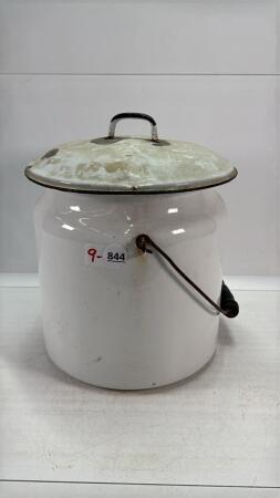 WHITE CHAMBER POT WITH LID & HANDLE