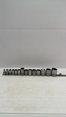 SET OF MOSTLY SNAP-ON SHALLOW 1/2IN DRIVE SOCKETS