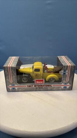 HOME HARDWARE 1947 INTERNATIONAL KV SERIES