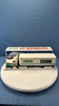 HESS 18 WHEELER & RACER