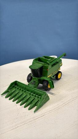 JOHN DEERE COMBINE WITH 8 ROW CORN HEAD