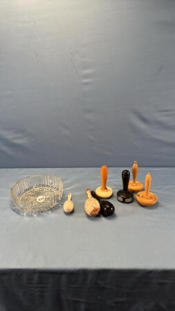 APPROX. 7 WOODEN MENDING TOOLS IN GLASS BOWL