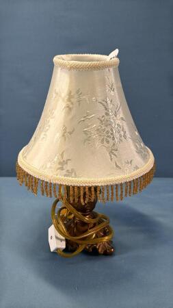 METAL BASED TABLE LAMP WITH SHADE
