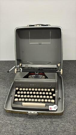 ROYAL MANUAL TYPEWRITER IN CASE