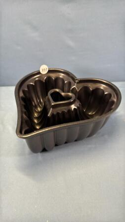 HEART SHAPED CAST METAL CAKE PAN
