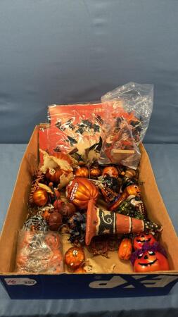 ASSORTMENT OF HALLOWEEN DECORATIONS