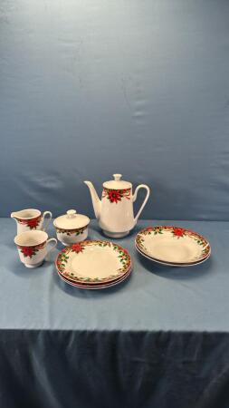 MATCHING CHRISTMAS DINNER WARE PIECES