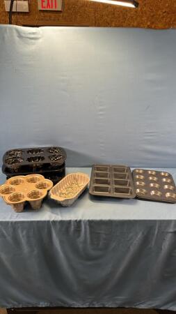 ASSORTMENT OF APPROX. 8 MUFFIN & CAKE MOULDS