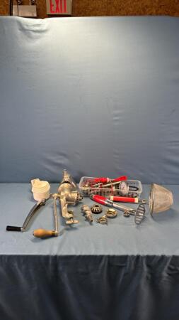 ASSORTED LOT OF KITCHEN UTENSILS