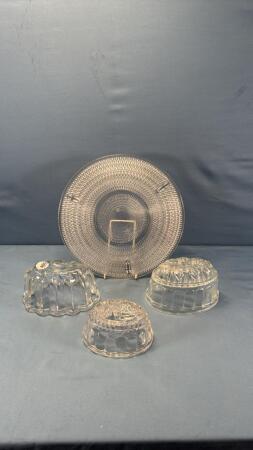 12IN CAKE PLATE WITH (3) JELLO MOULDS