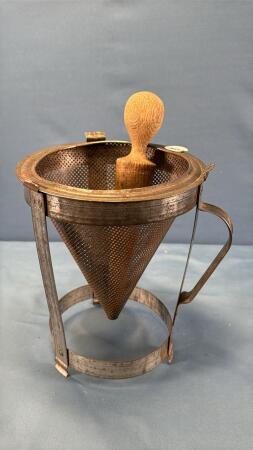 METAL COLLANDER WITH WOOD MASHER