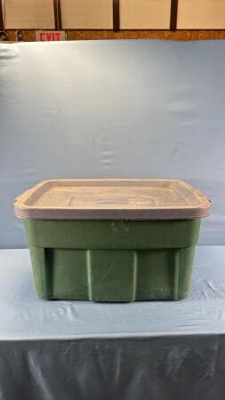RUBBERMAID ROUGHNECK TOTE WITH LID