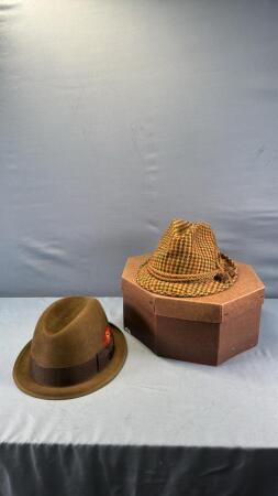 HAT BOX WITH (2) GENTLEMENS HATS