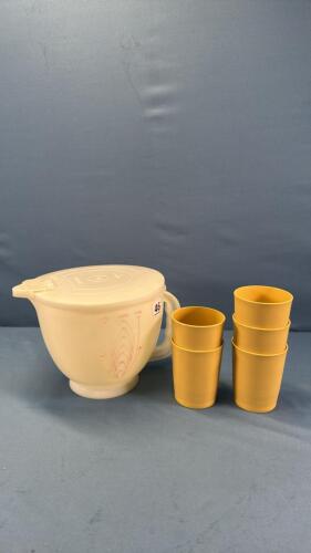TUPPERWARE 2QT MEASURING CONTAINER
