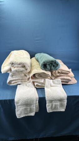 ASSORTED BOX OF TOWELS