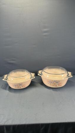 (2) PYREX CASSEROLE DISHES WITH LIDS