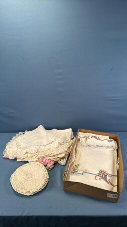 ASSORTMENT OF DOILIES AND RUNNERS