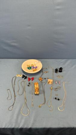BOWL W/QTY OF EARRINGS, NECKLACES & BRACELETS