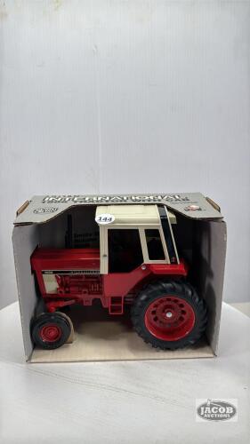 INTERNATIONAL 1586 TRACTOR WITH CAB