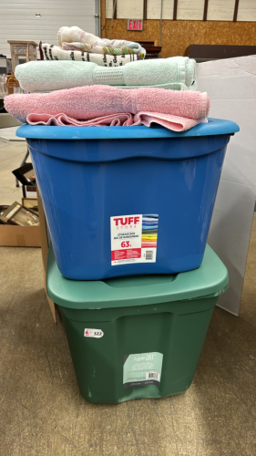 2 Totes with Lids -Approx. 68 L & 2 Bath Towels