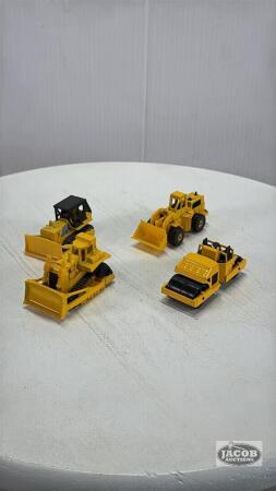 (4) CONSTRUCTION TOYS
