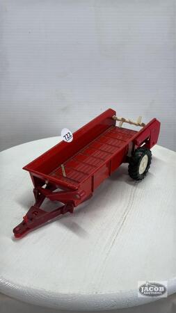 INTRNATIONAL SINGLE AXLE MANURE SPREADER