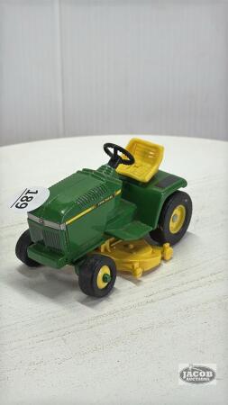 JOHN DEERE LAWN TRACTOR