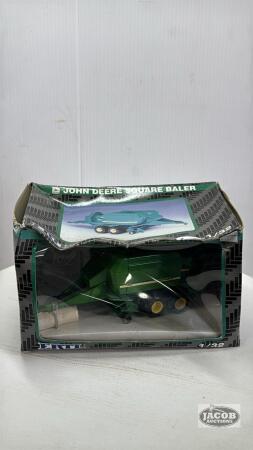JOHN DEERE 100 SQUARE BALER