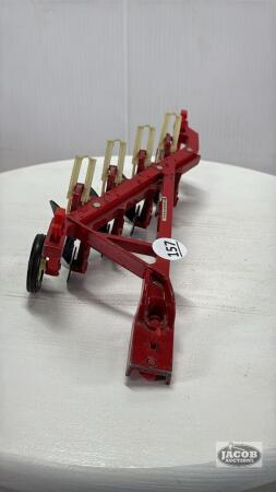 INTERNATIONAL 4 FURROW PLOW