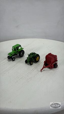 1/64 LOT WITH 2 TRACTORS AND 1 BALER