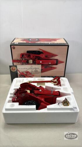 INTERNATIONAL FARMALL 560 W/2-M-H CORN PICKER