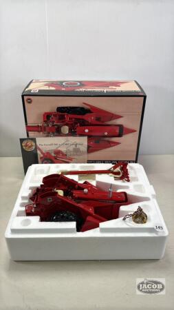 INTERNATIONAL FARMALL 560 W/2-M-H CORN PICKER