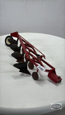 INTERNATIONAL 4 FURROW PLOW