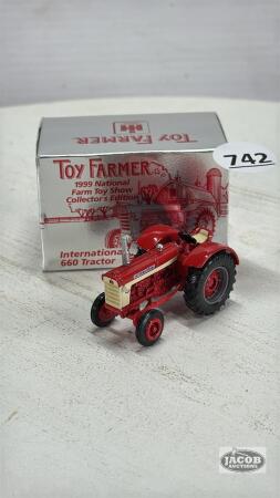 INTERNATIONAL 660 TRACTOR