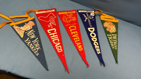 5 MLB Pennants Lot