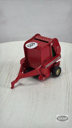 INTERNATIONAL 2400 ROUND BALER WITH BALE