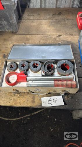 Incomplete Ratching Pipe Threader