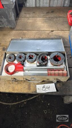 Incomplete Ratching Pipe Threader
