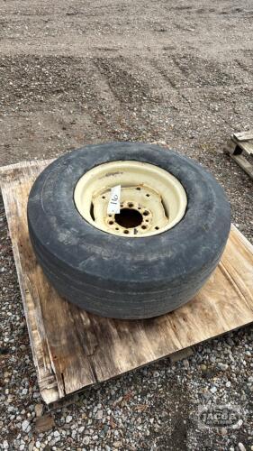 (1) USED 12.5X15 SL IMPLEMENT TIRE ON 6 BOLT HUB