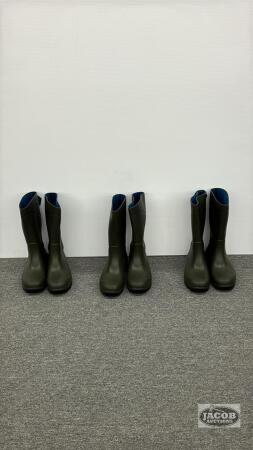 (3) PAIRS OF TORENNA SIZE 7 RUBBER BOOTS