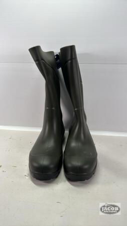 PAIR OF SIZE 14 TORENNA RUBBER BOOTS