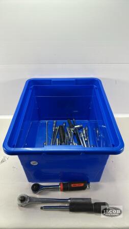 QUANTITY OF RATCHETS AND EXTENSIONS