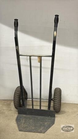 HAND CART WITH PNEUMATIC TIRES