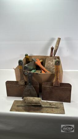 ASSORTED LOT OF PAINT SCRAPERS AND HAND TROWELS