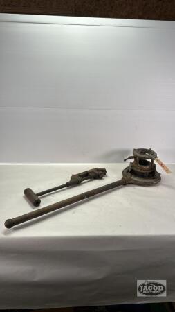 RIDGID 1IN TO 2IN HAND THREADER & PIPE CUTTER