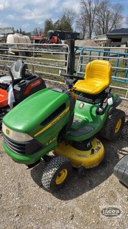 JOHN DEERE LA135 GAS RIDING LAWNMOWER