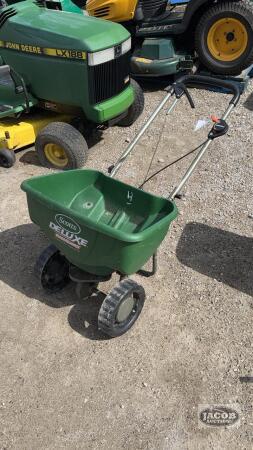 SCOTT'S DELUXE EDGEGUARD FERTILIZER SPREADER